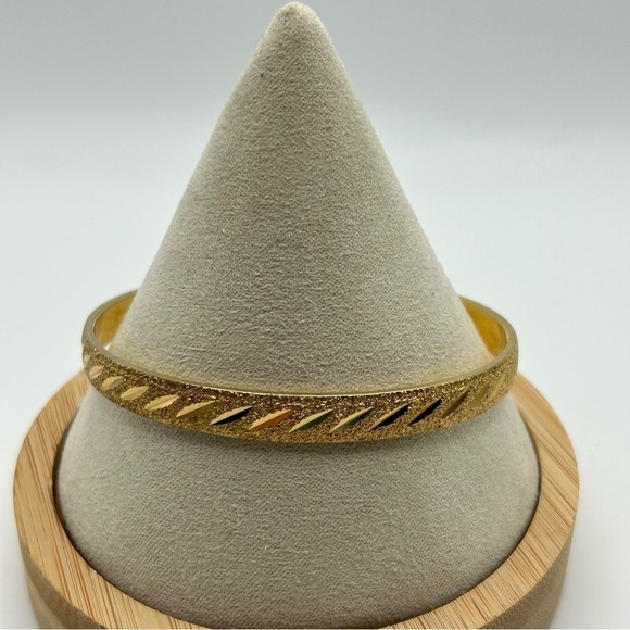 Vintage Monet Gold Tone Textured Etched Engraved Slim Bangle Size Large 8.25" - Picture 3 of 11